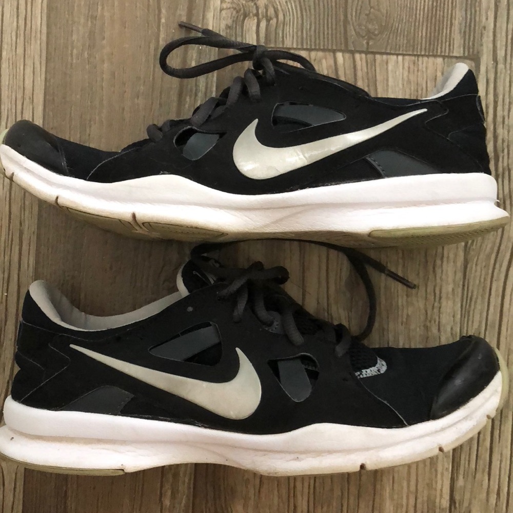Women's size 8.5 black Nike running shoes